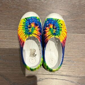 Tie dye kids native Jefferson sandals size 10.